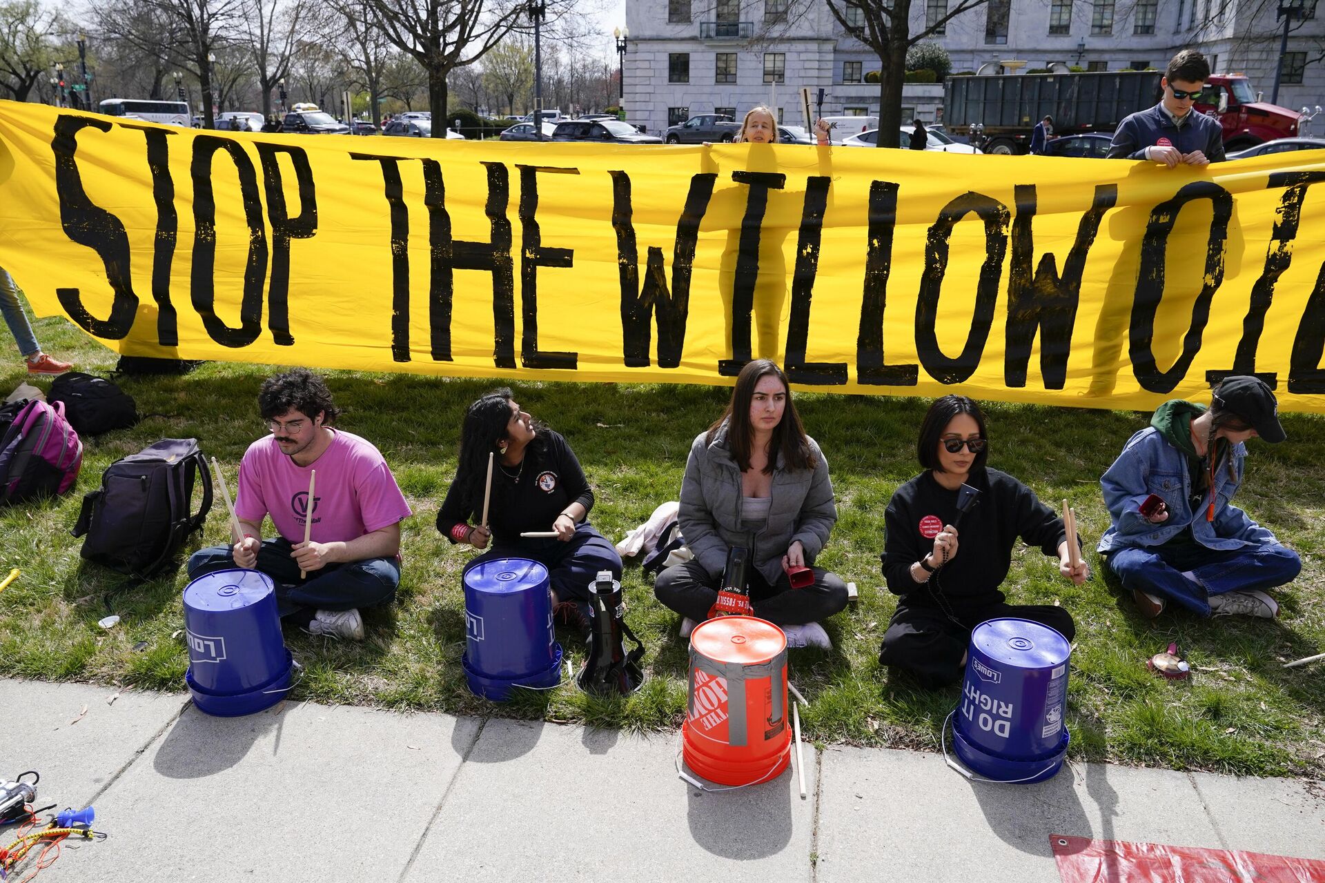 Demonstrators protest against the Biden administration's approval of the Willow oil-drilling project before a scheduled speech by Biden at the Department of the Interior in Washington, Tuesday, March 21, 2023. - Sputnik International, 1920, 27.03.2023
