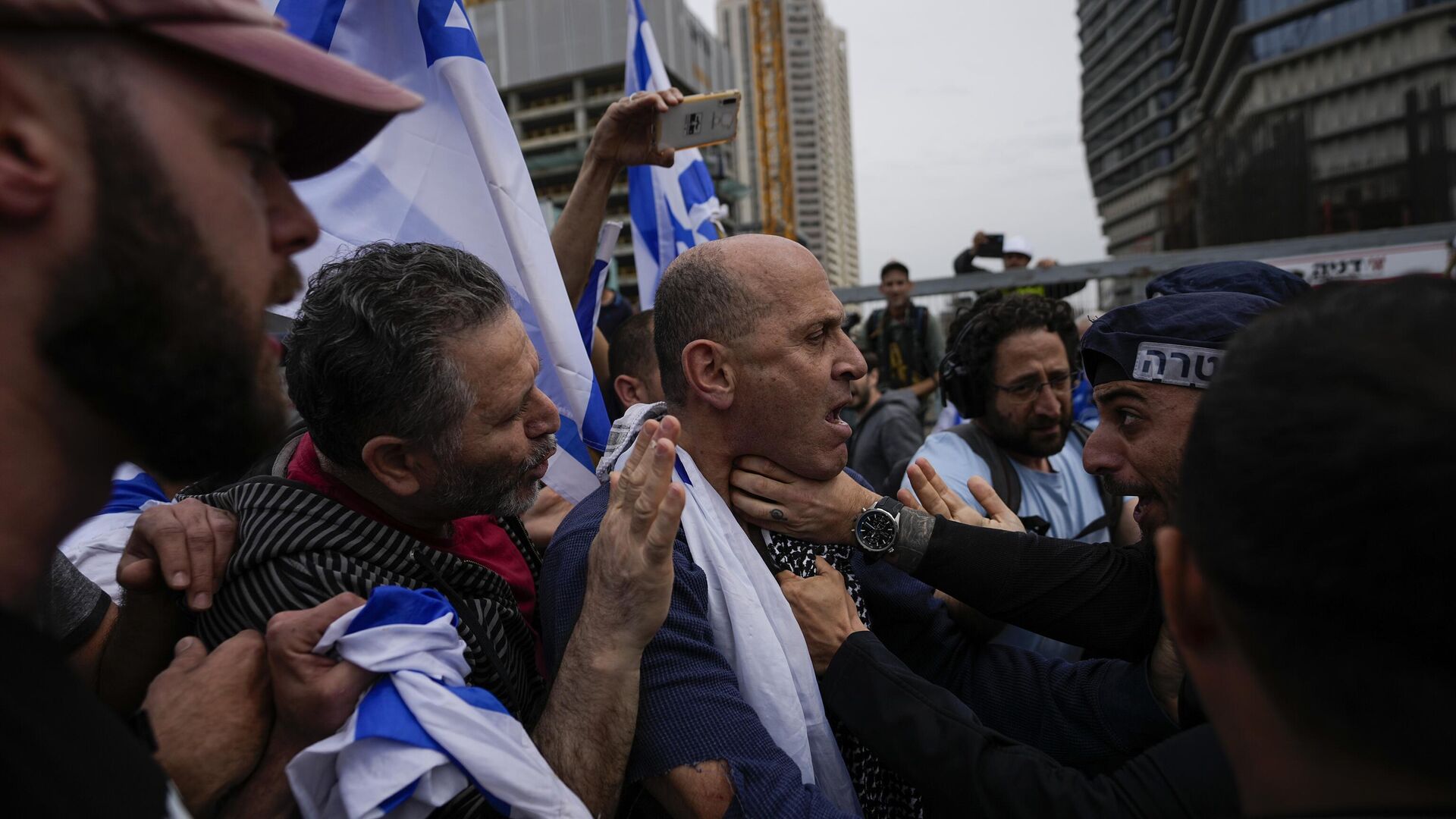 Israeli protesters blocking a main road scuffle with police officers during a demonstration against plans by Prime Minister Benjamin Netanyahu's government to overhaul the judicial system in Tel Aviv, Israel, Thursday, March 23, 2023.  - Sputnik International, 1920, 25.03.2023