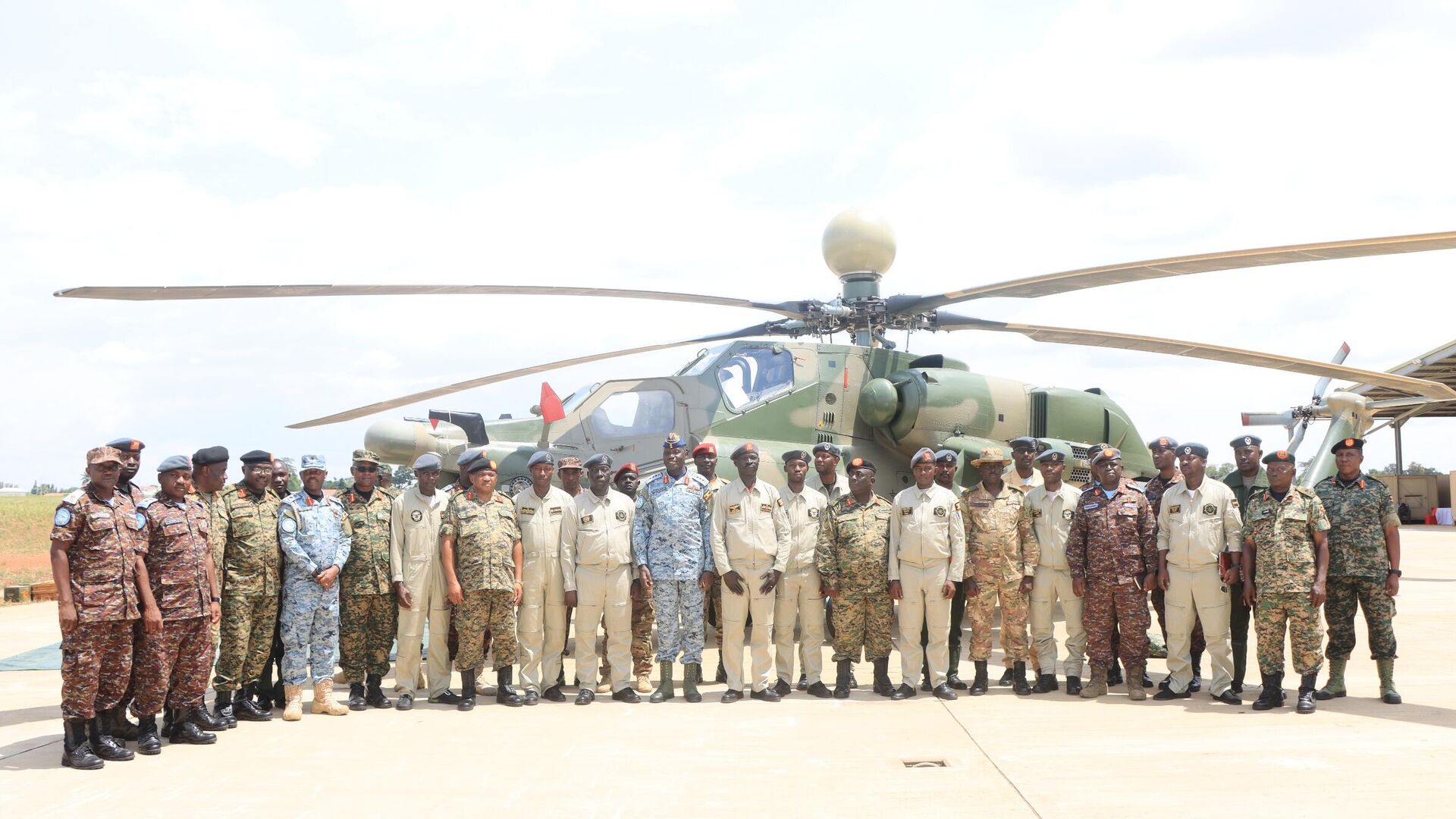 The Commander of Ugandan Air Force, Lt Gen Charles Okidi has officiated the pass out of twelve pilots and fifty-two engineers who completed an eight months training course at Soroti Air Force Wing - Sputnik International, 1920, 25.03.2023