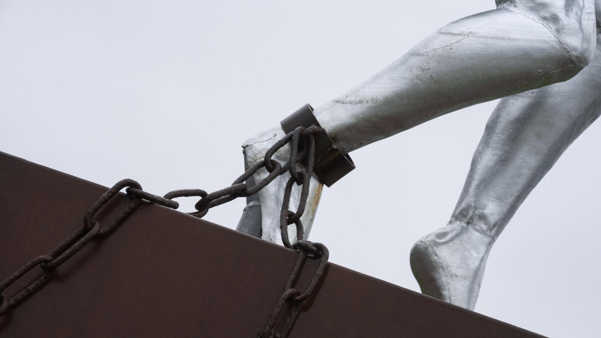 Clave, Monument for Slavery, by Alex da Silva, is seen in Rotterdam, Netherlands, Monday, Dec. 19, 2022 - Sputnik International, 1920, 25.03.2023