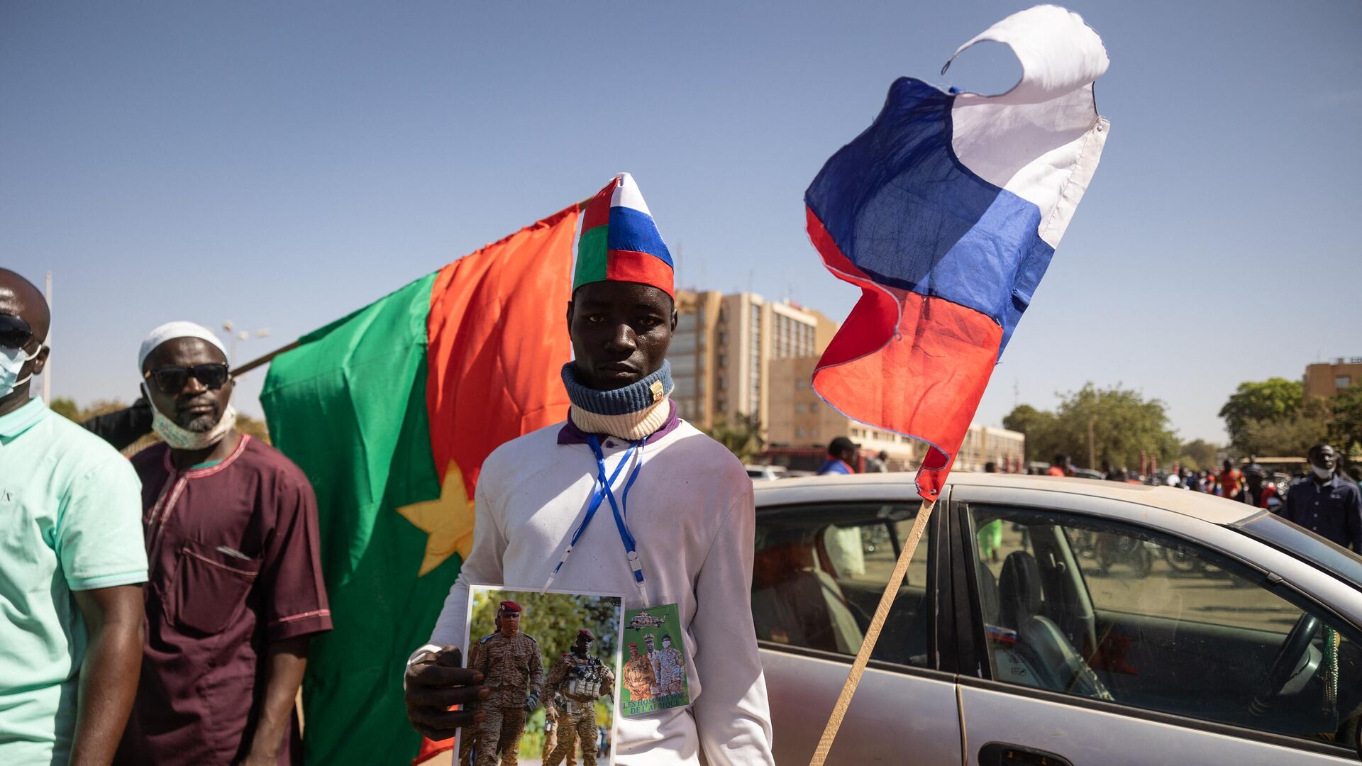 A man holds a Russian flag during a protest to support the Burkina Faso President Captain Ibrahim Traore and to demand the departure of France's ambassador and military forces, in Ouagadougou, on January 20, 2023 - Sputnik International, 1920, 25.03.2023