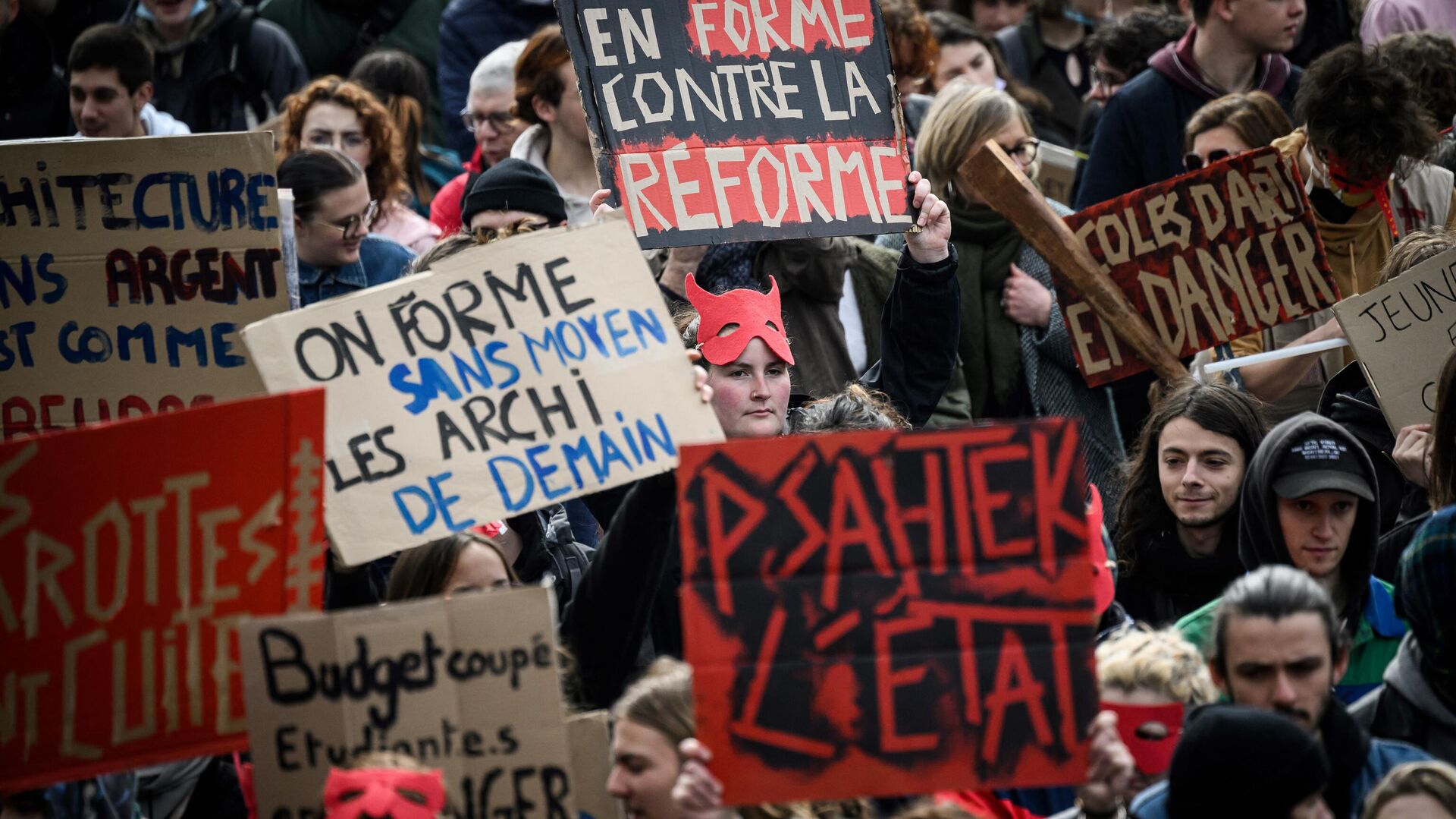 Protestors hold placards during a  demonstration as part of a national day of strikes and protests, a week after the French government pushed a pensions reform through parliament without a vote, using the article 49.3 of the constitution, in Nantes, western France, on March 23, 2023 - Sputnik International, 1920, 28.03.2023