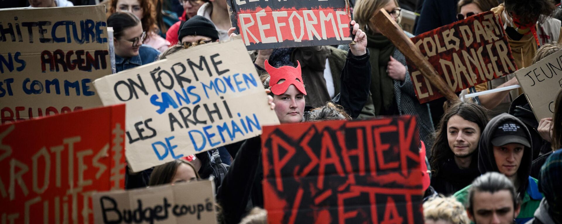 Protestors hold placards during a  demonstration as part of a national day of strikes and protests, a week after the French government pushed a pensions reform through parliament without a vote, using the article 49.3 of the constitution, in Nantes, western France, on March 23, 2023 - Sputnik International, 1920, 26.03.2023