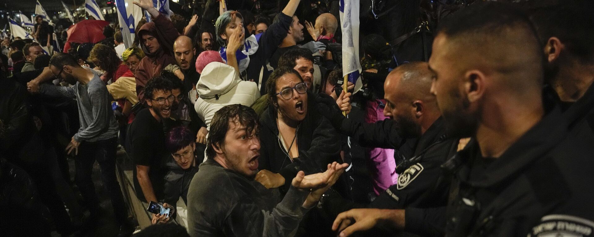 Israeli police scuffle with demonstrators blocking a highway during a protest against plans by Prime Minister Benjamin Netanyahu's government to overhaul the judicial system in Tel Aviv, Israel, Saturday, March 25, 2023.  - Sputnik International, 1920, 25.03.2023