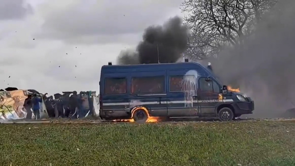 French protesters attack police in Sainte-Soline - Sputnik International