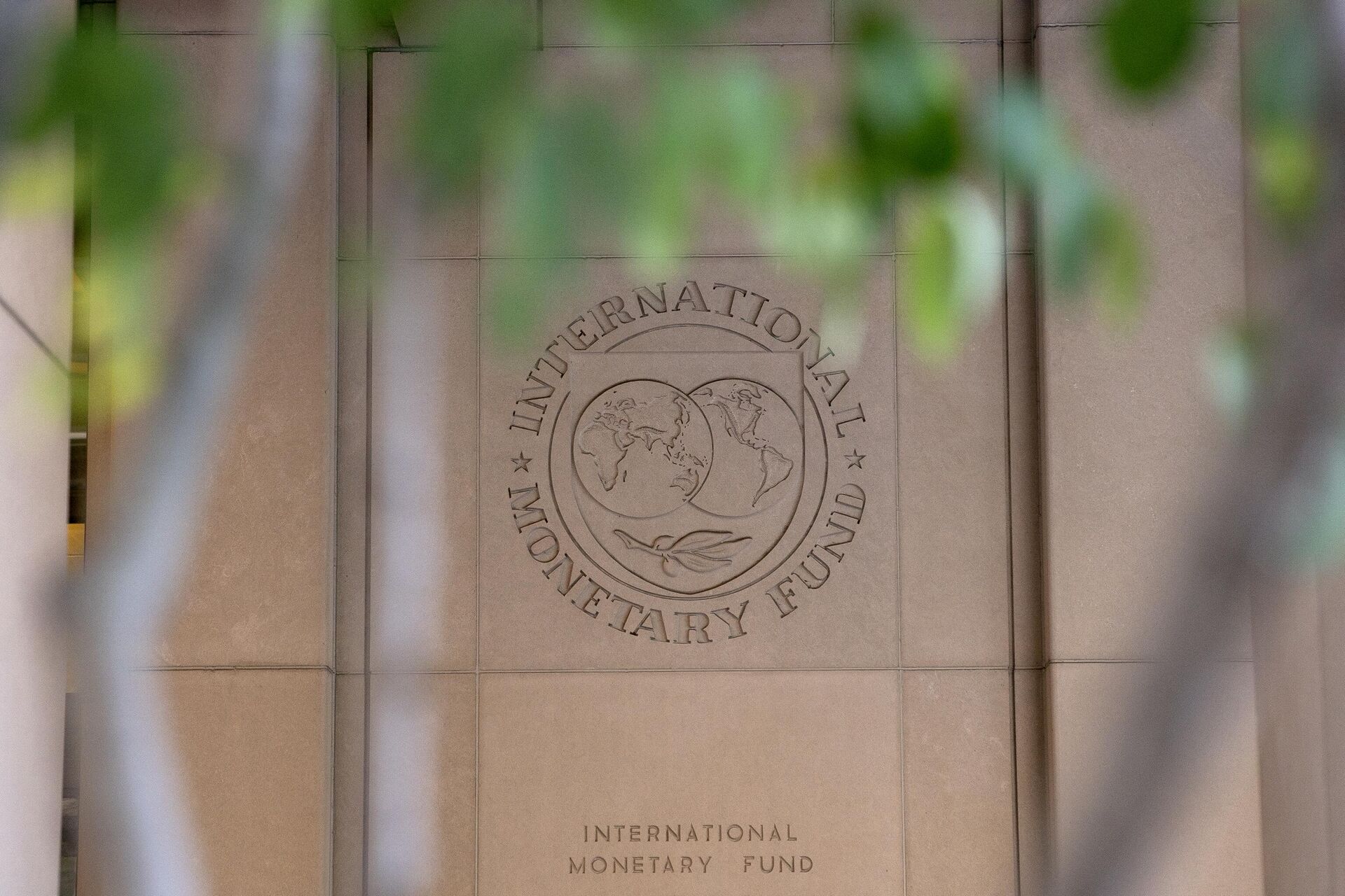 The International Monetary Fund (IMF) logo is displayed outside its headquarters in Washington, DC, on October 8, 2022. - Sputnik International, 1920, 26.03.2023