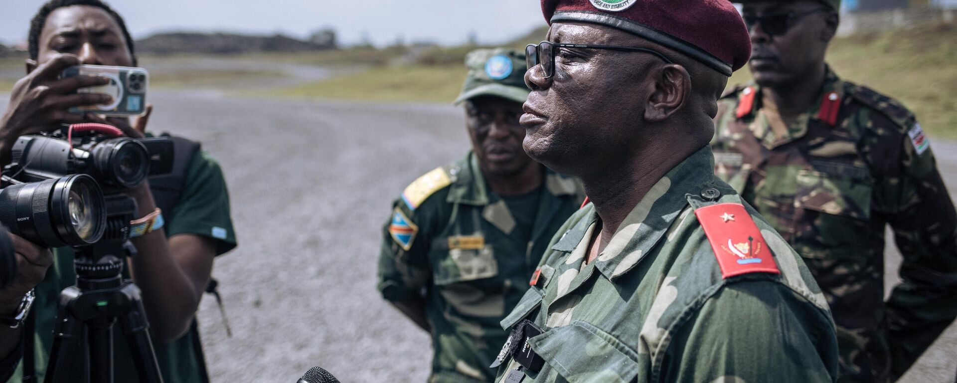 General Emmanuel Kaputa, Deputy chief of staff from the East African Community (EAC) regional force answers journalists during the arrival of Burundian troops at Goma airport in eastern Democratic Republic of Congo on March 5, 2023 - Sputnik International, 1920, 26.03.2023