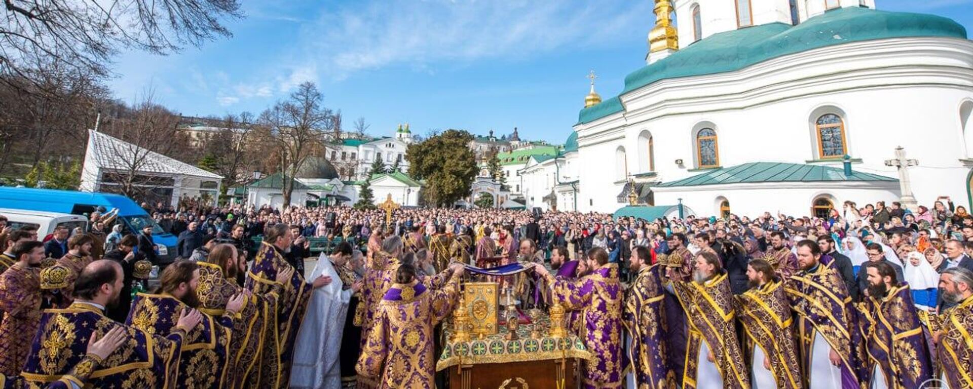 Ukrainian Orthodox Church parishioners and priests gather for service at the Kiev-Perchersk Lavra, one of the holiest shrines of Orthodoxy. - Sputnik International, 1920, 31.03.2023