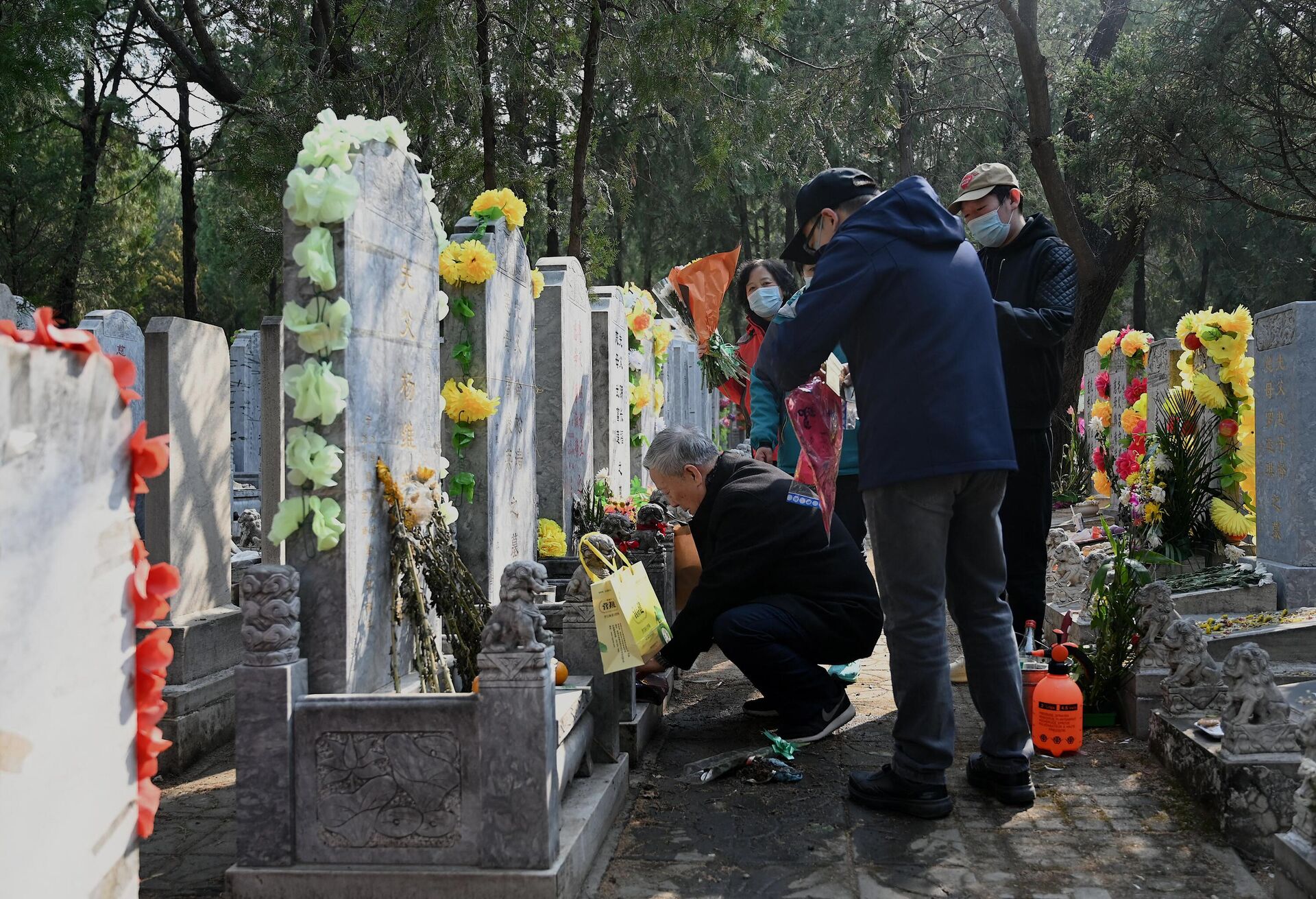 People visit the tomb of a deceased relative at the Babaoshan People's Cemetery in Beijing on April 4, 2022. - Sputnik International, 1920, 26.03.2023
