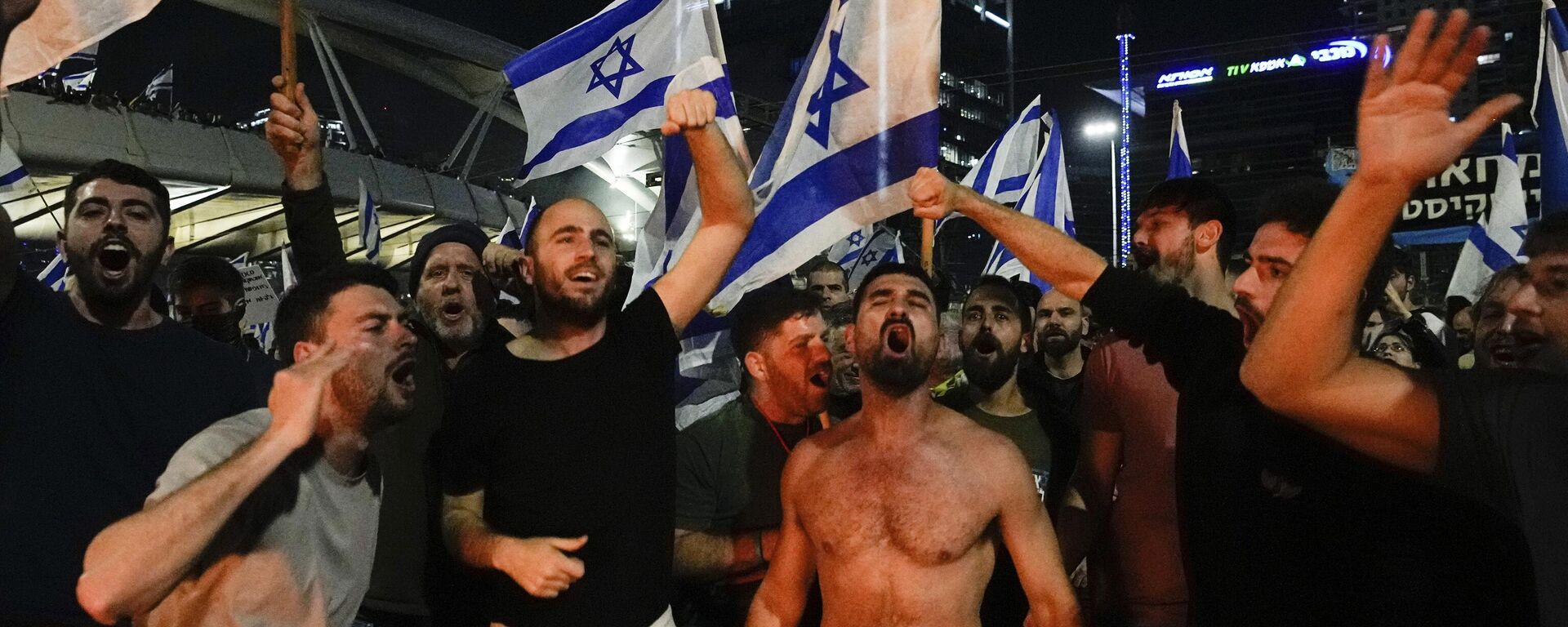 Israelis opposed to Prime Minister Benjamin Netanyahu's judicial overhaul plan block a highway during a protest moments after the Israeli leader fired his defense minister, in Tel Aviv, Israel, Sunday, March 26, 2023.  - Sputnik International, 1920, 18.02.2024