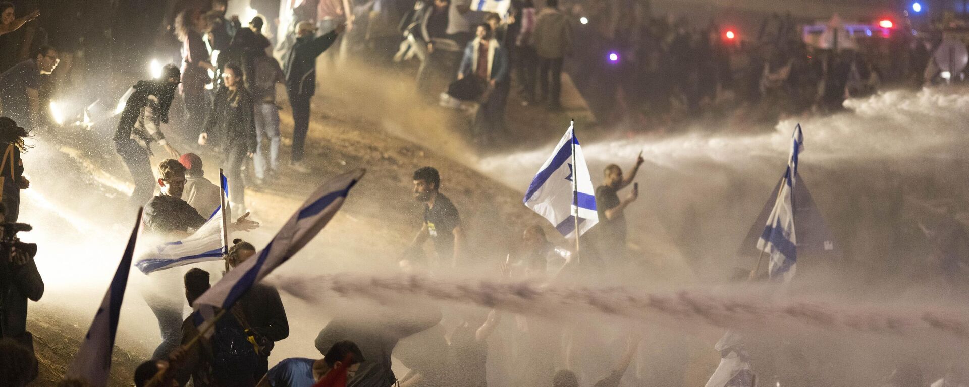 Israeli police use a water cannon to disperse demonstrators blocking a highway during a protest against plans by Prime Minister Benjamin Netanyahu's government to overhaul the judicial system in Tel Aviv, Israel, Monday, March 27, 2023. - Sputnik International, 1920, 08.04.2023