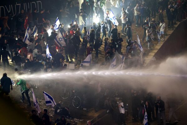 Protesters clash with the police during a rally against the Israeli government&#x27;s judicial reform in Tel Aviv, Israel. - Sputnik International