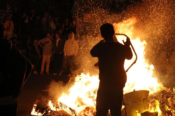 Protesters block a road as they gather around a bonfire during a rally against the Israeli government&#x27;s judicial reform in Tel Aviv, Israel. - Sputnik International