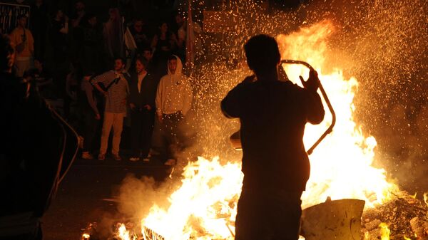 Protesters block a road as they gather around a bonfire during a rally against the Israeli government's judicial reform in Tel Aviv, Israel on March 27, 2023. - Sputnik International