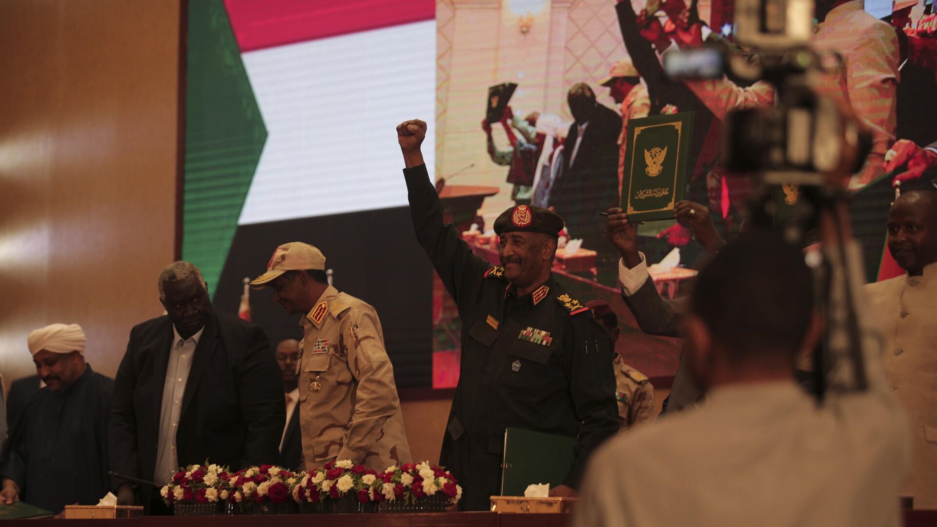Sudan's Army chief Gen. Abdel-Fattah Burhan, center, holds up his fist as others hold a document following the signature of an initial deal aimed at ending a deep crisis caused by last year's military coup, in Khartoum, Sudan, Monday, Dec. 5, 2022.  - Sputnik International, 1920, 27.03.2023