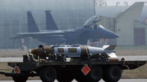 Weapons are carried in front of US airforce F15 jet fighter at the Aviano air base on March 25, 2011. - Sputnik International