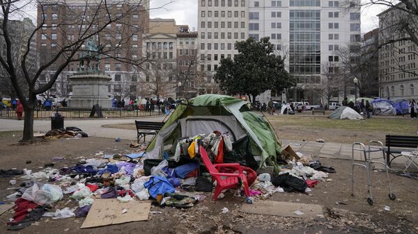 A tent and debris sit in McPherson Square in Washington - Sputnik International