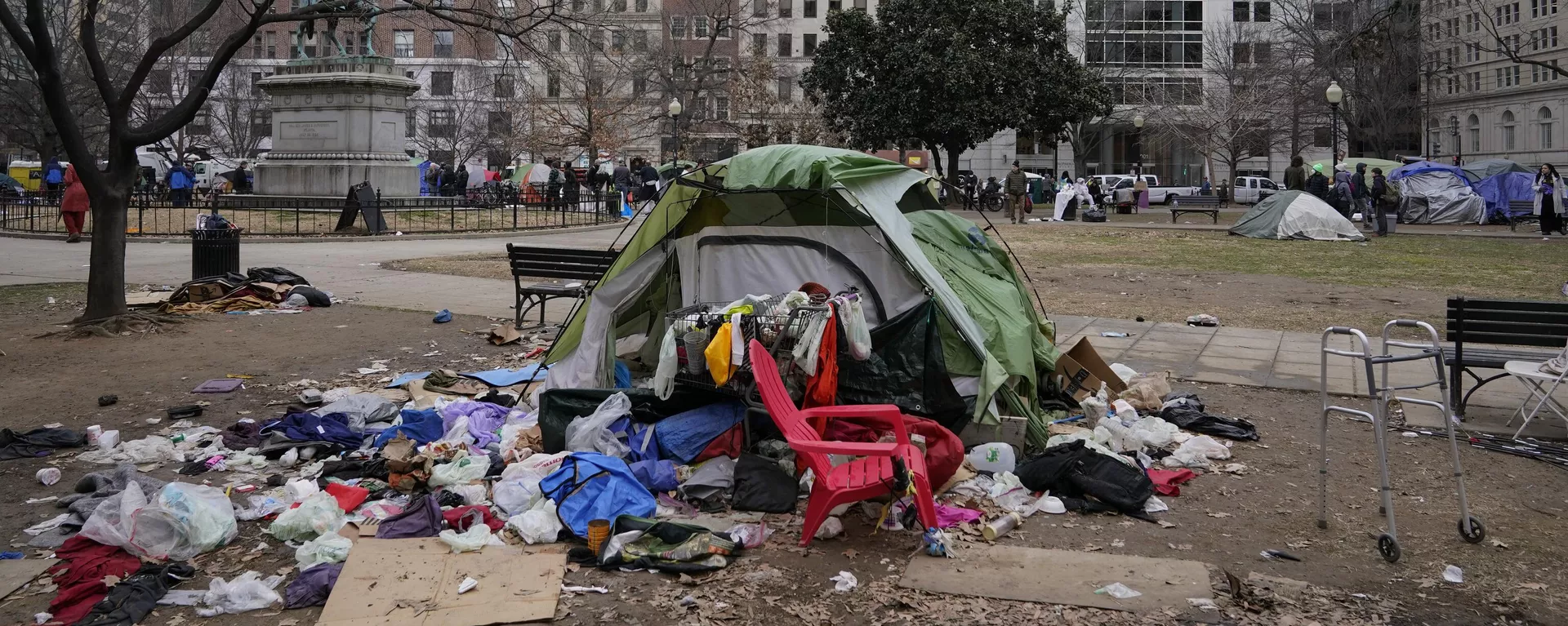 A tent and debris sit in McPherson Square in Washington - Sputnik International, 1920, 06.06.2023