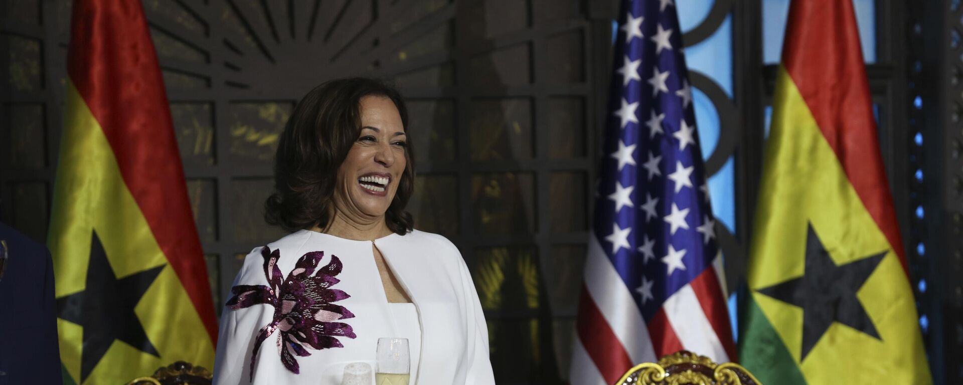 U.S. Vice President Kamala Harris laughs during a state banquet in Accra, Ghana, Monday, March 27, 2023 - Sputnik International, 1920, 28.03.2023