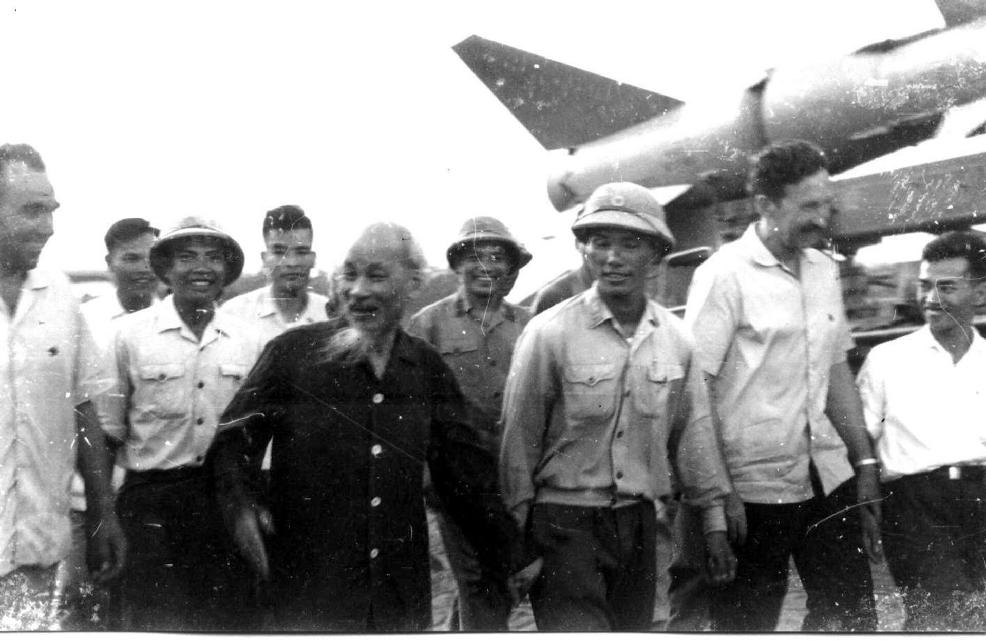 President Ho Chi Minh and the firing division commanders: Guards Major Ivan Proskurnin, Captain Ho Shi Huu, Major Boris Mozhaev at the 61st Division on August 26, 1965. - Sputnik International, 1920, 28.03.2023
