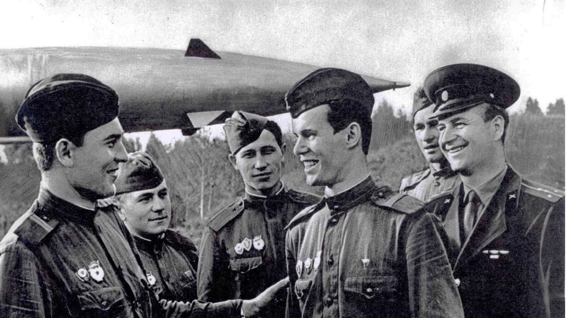The launching battery sees off Nikolay Kolesnik to the 15th Congress of the All-Union Leninist Young Communist League. Position of the 3rd launching battalion of the Putilov-Kirov Guard Surface-to-Air Missile Regiment. - Sputnik International, 1920, 29.03.2023