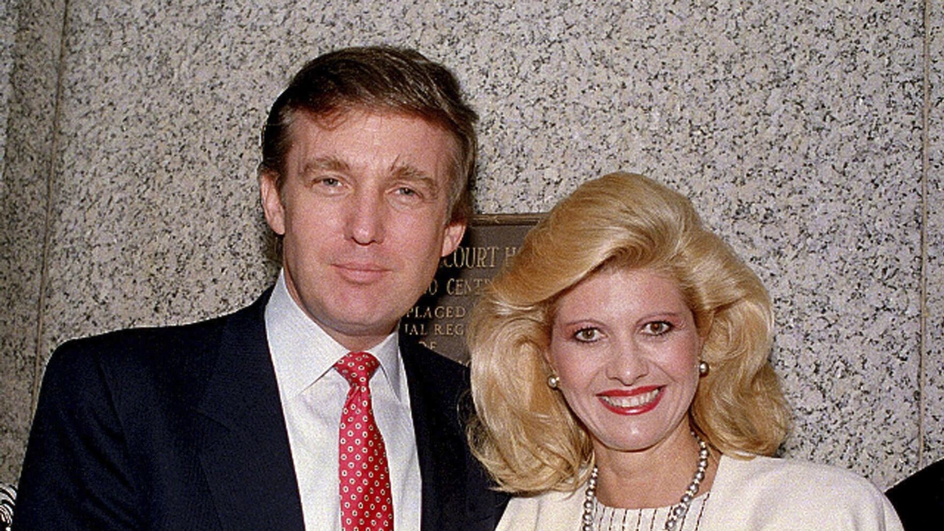 Donald Trump and then-wife, Ivana Trump, pose outside the Federal Courthouse in New York, after she was sworn in as a United States citizen, in May 1988. - Sputnik International, 1920, 29.03.2023