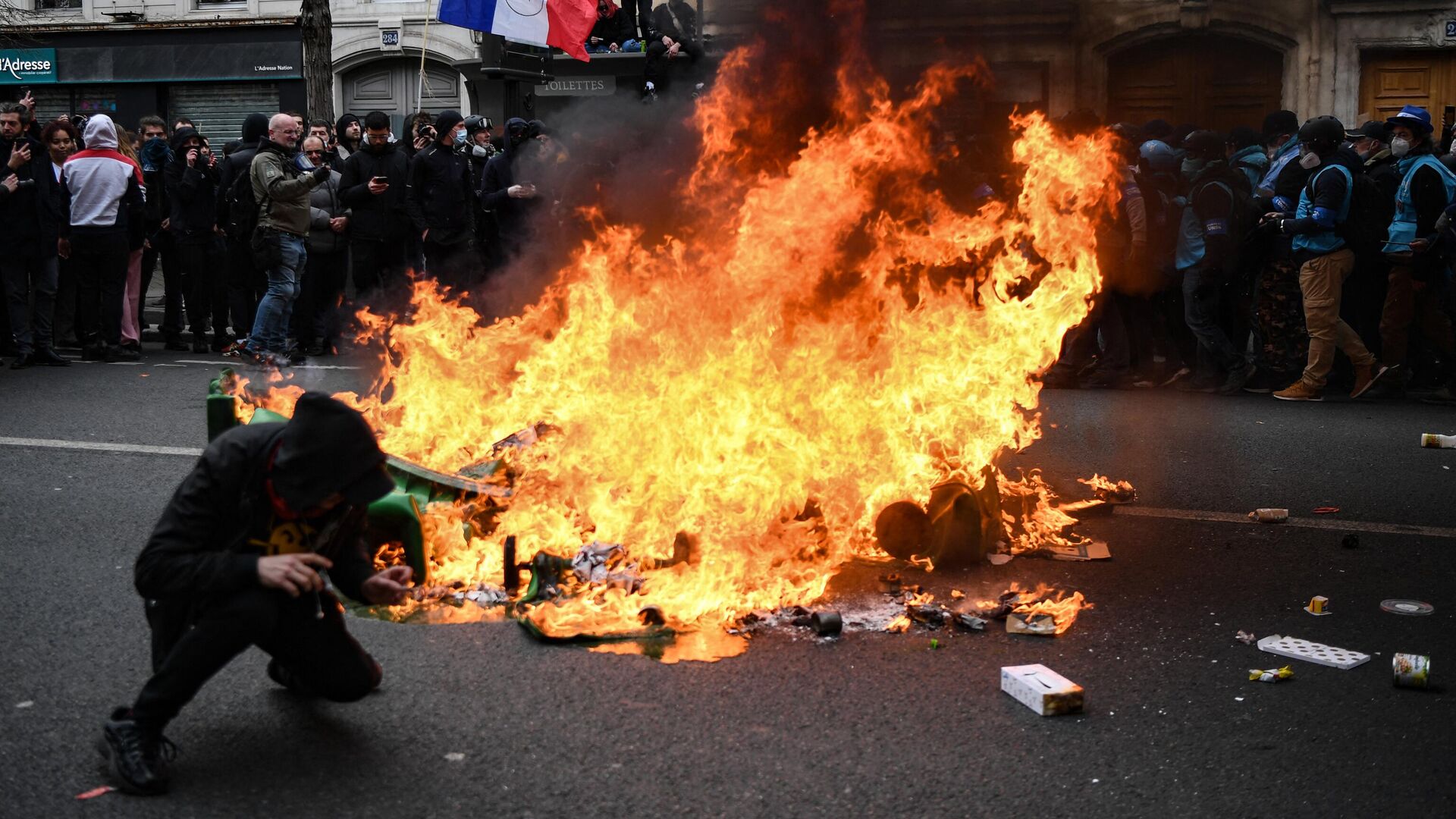 Протестующие у горящего мусора  в Париже  - Sputnik International, 1920, 01.04.2023