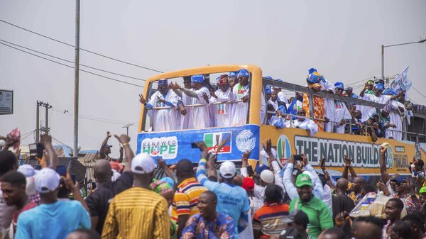 Bola Ahmed Tinubu, foreground right, presidential candidate of the All Progressives Congress, Nigeria ruling party, rides on a double decker bus during an election campaign rally in Lagos Nigeria, Tuesday, Feb 21, 2023.  - Sputnik International