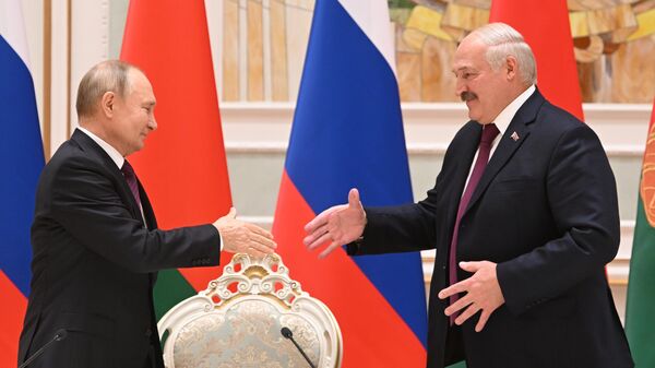 Russian President Vladimir Putin and Belarusian President Alexander Lukashenko shake hands  - Sputnik International