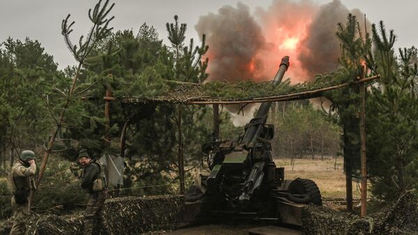 Ukrainian servicemen fire with a TRF-1 155mm at Russian positions, on March 27, 2023 - Sputnik International
