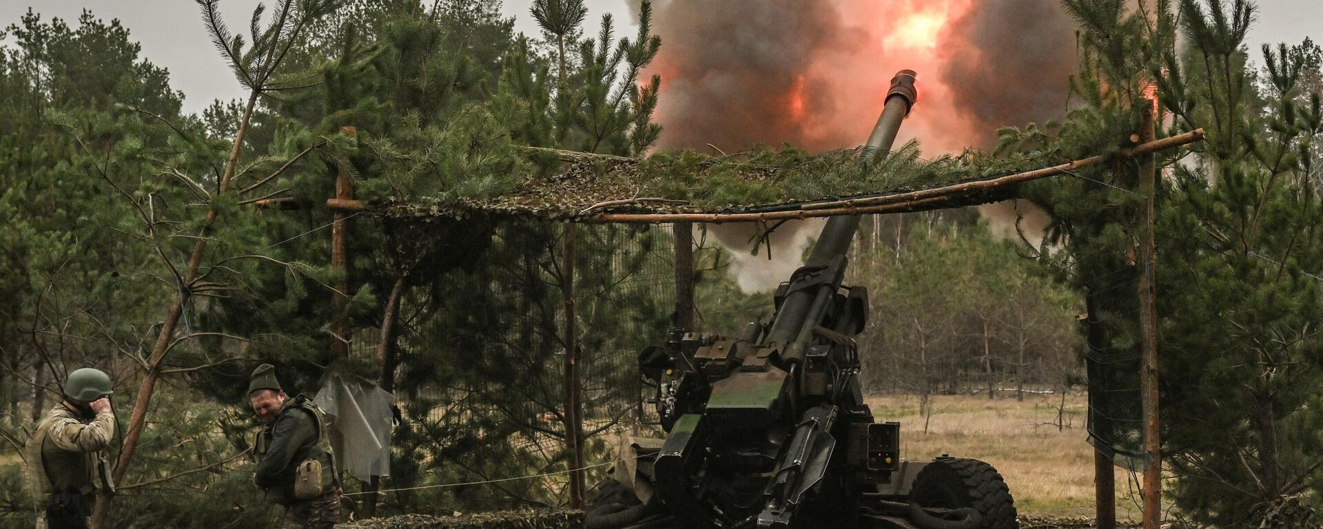 Ukrainian servicemen fire with a TRF-1 155mm at Russian positions, on March 27, 2023 - Sputnik International, 1920, 12.04.2023
