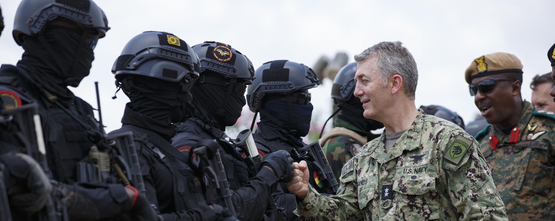 Rear Admiral Milton Sands, Commander of the U.S. Special Operations Command Africa (SOCAF) greets Ghanaian soldiers during Flintlock 2023 at Sogakope beach resort, Ghana, Tuesday, March 14, 2023.  - Sputnik International, 1920, 27.08.2023