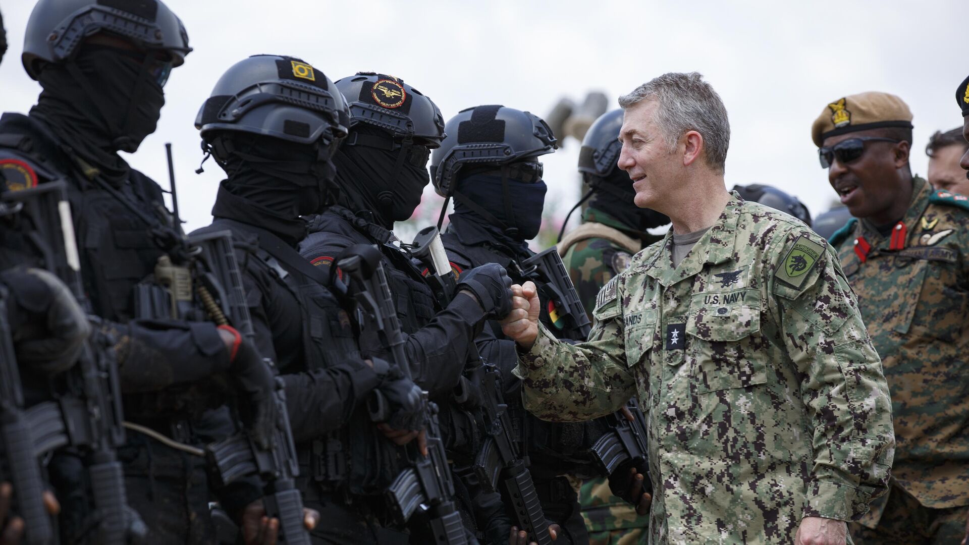 Rear Admiral Milton Sands, Commander of the U.S. Special Operations Command Africa (SOCAF) greets Ghanaian soldiers during Flintlock 2023 at Sogakope beach resort, Ghana, Tuesday, March 14, 2023.  - Sputnik International, 1920, 29.03.2023