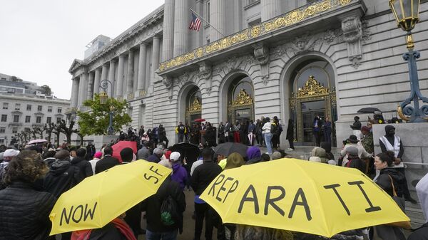 A crowd listens to speakers at a reparations rally outside of City Hall in San Francisco on March 14, 2023. - Sputnik International