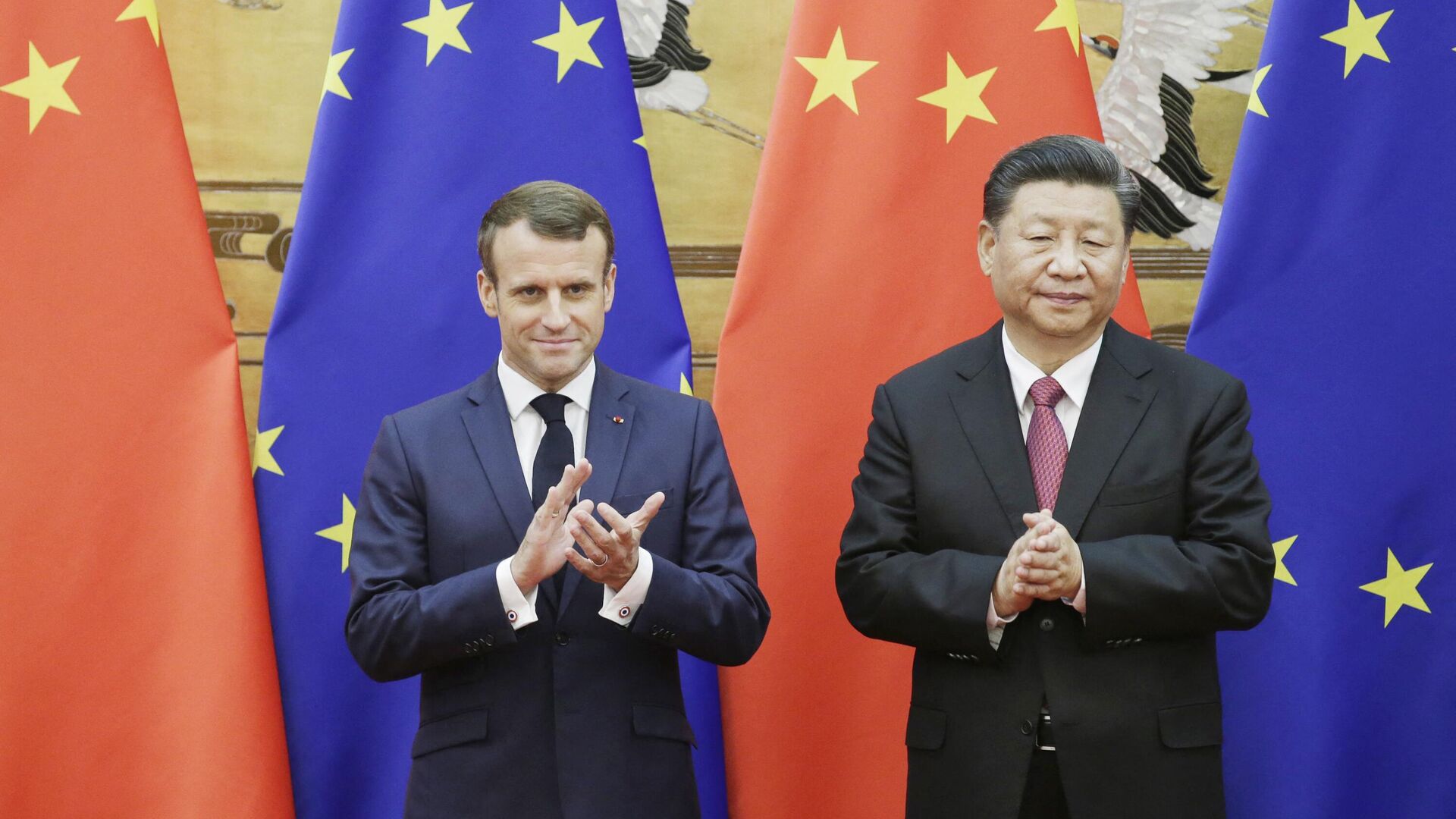Chinese President Xi Jinping and French President Emmanuel Macron stand in front of Chinese and EU flags at a signing ceremony inside the Great Hall of the People in Beijing on November 6, 2019 - Sputnik International, 1920, 30.03.2023