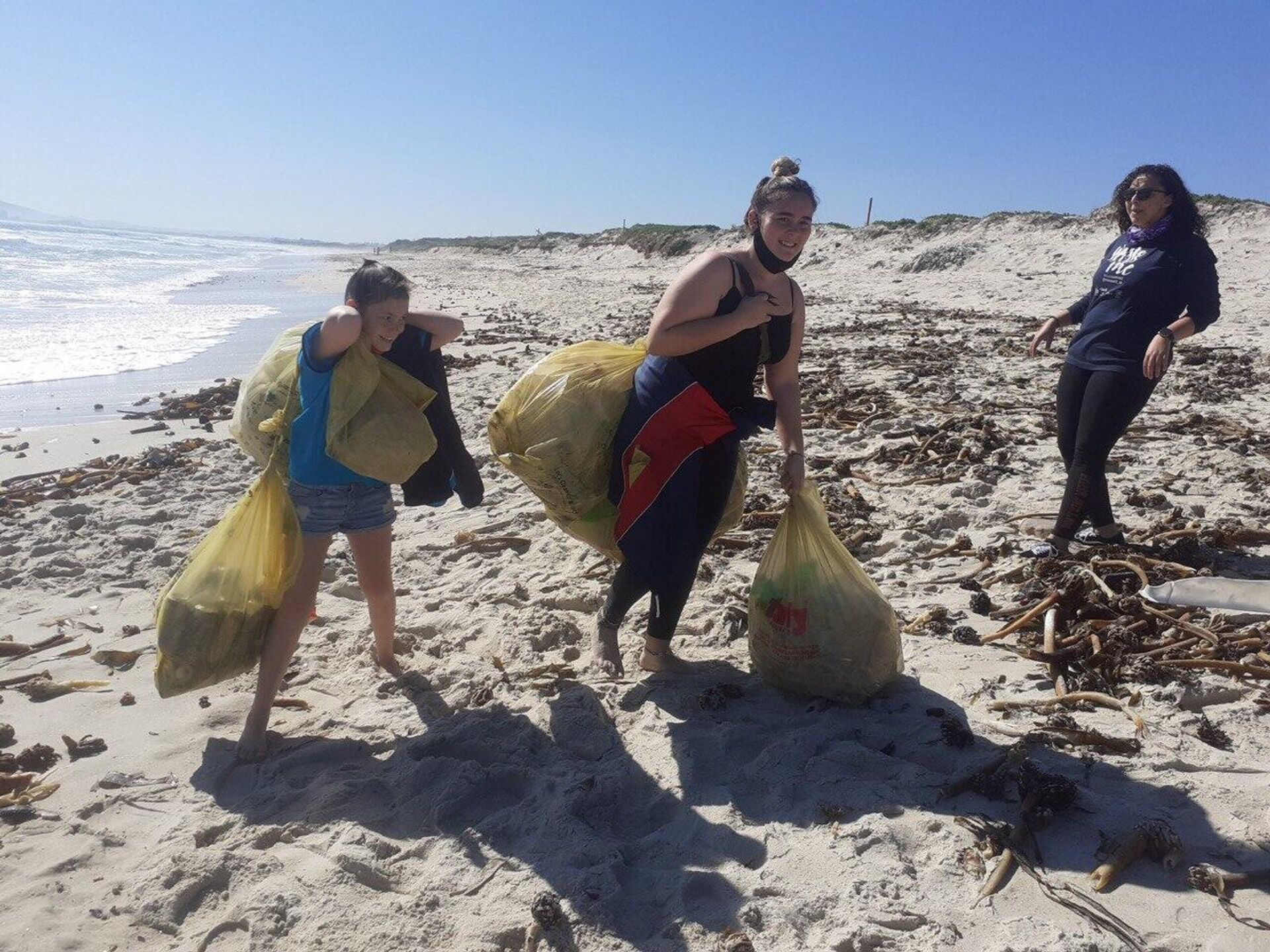 Zoe Prinsloo, the founder and CEO of Save a Fishie and other eco-activists cleaning up a beach in South Africa - Sputnik International, 1920, 30.03.2023