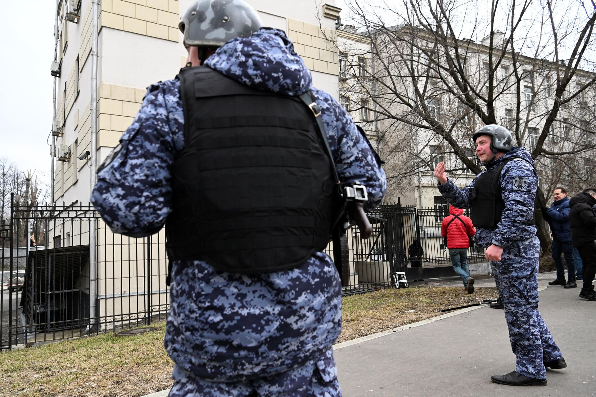 A Russian law enforcement officer gestures outside the Lefortovsky court after Evan Gershkovich, US journalist working for the Wall Street Journal detained in Russia on suspicion of spying for Washington, was escorted out of it in Moscow on March 30, 2023 - Sputnik International, 1920, 30.03.2023