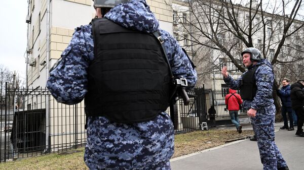 A Russian law enforcement officer gestures outside the Lefortovsky court after Evan Gershkovich, US journalist working for the Wall Street Journal detained in Russia on suspicion of spying for Washington, was escorted out of it in Moscow on March 30, 2023 - Sputnik International