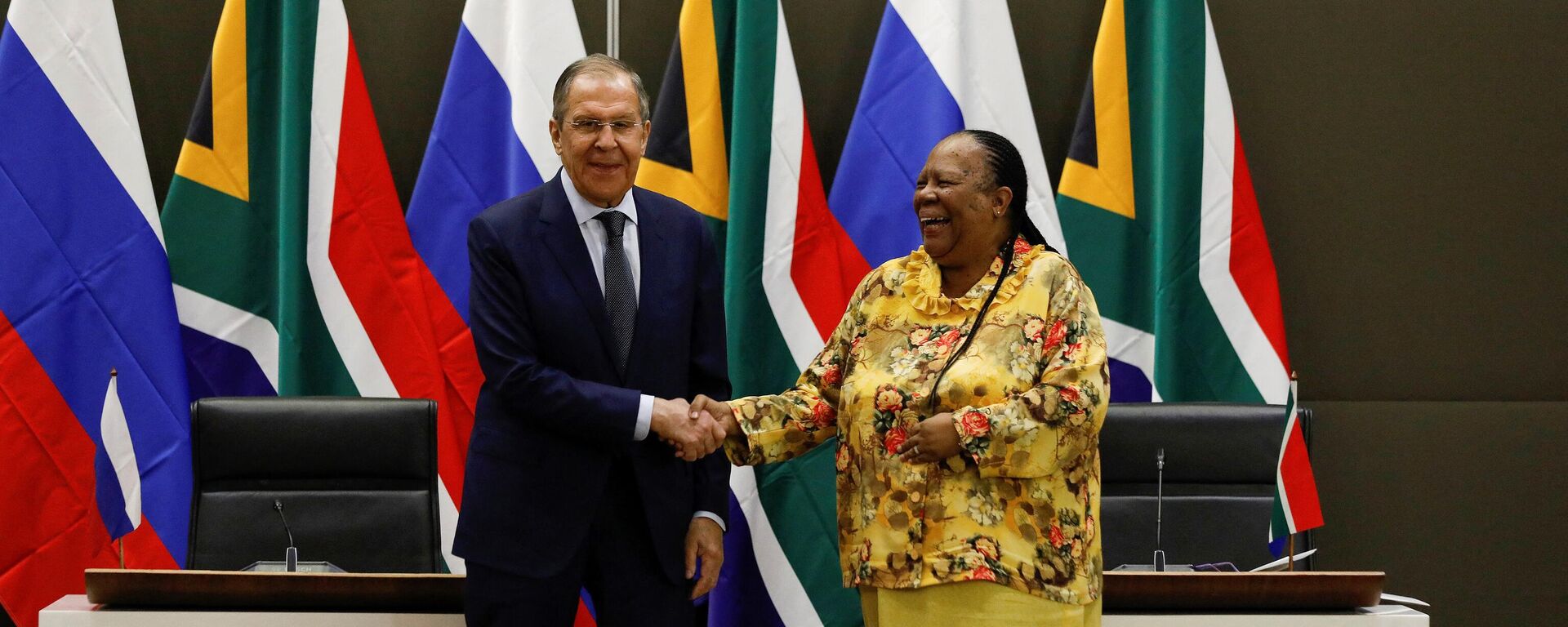 Russian Minister of Foreign Affairs of Sergei Lavrov (L) shakes hands with South African Minister of International Relations and Cooperation Naledi Pandor (R) during a press conference following their meeting at the OR Tambo Building in Pretoria on January 23, 2023.  - Sputnik International, 1920, 30.03.2023