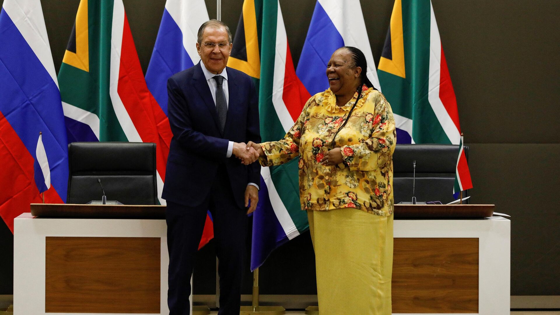 Russian Minister of Foreign Affairs of Sergei Lavrov (L) shakes hands with South African Minister of International Relations and Cooperation Naledi Pandor (R) during a press conference following their meeting at the OR Tambo Building in Pretoria on January 23, 2023.  - Sputnik International, 1920, 30.03.2023