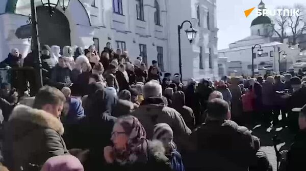 Ukrainian Christians singing near Kiev Pechersk Lavra Cathedral - Sputnik International