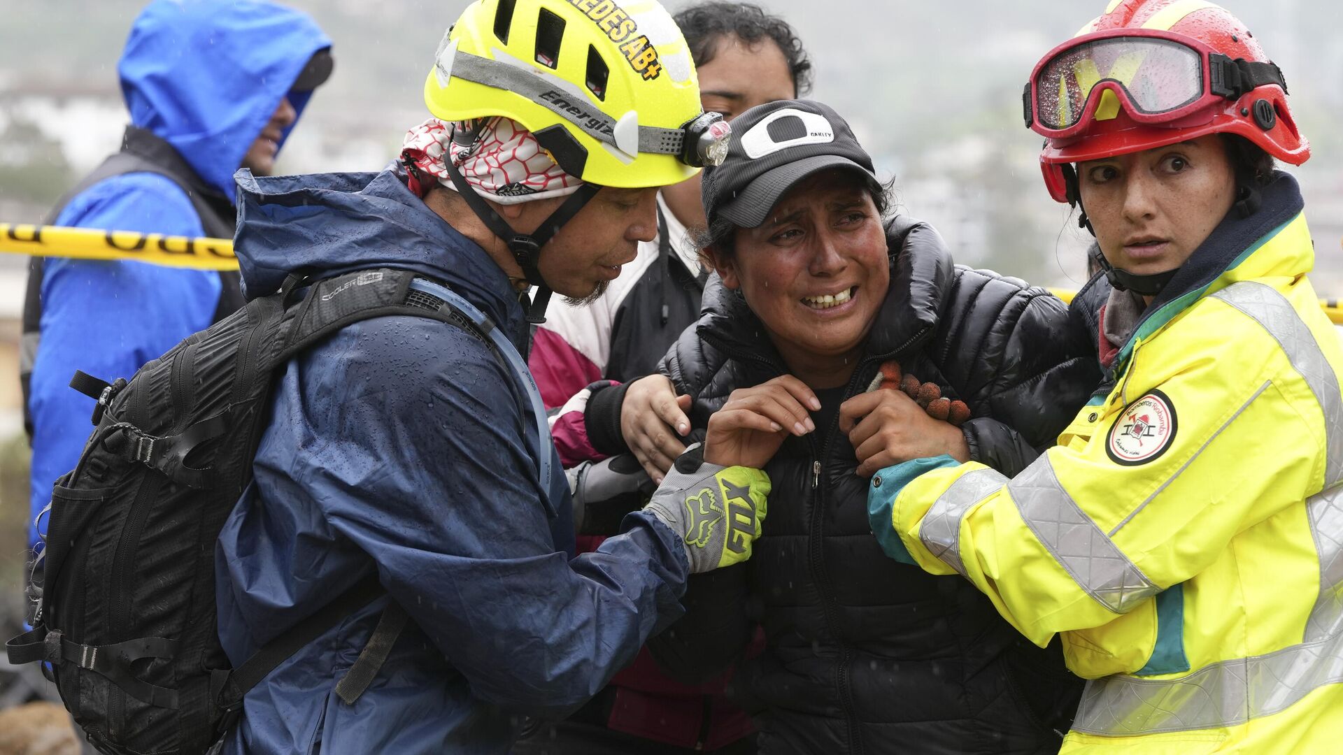 Rescue workers comfort a woman whose daughter is missing in Alausi, Ecuador, Tuesday, March 28, 2023, the day after a landslide swept through the town burying dozens of homes.  - Sputnik International, 1920, 01.04.2023