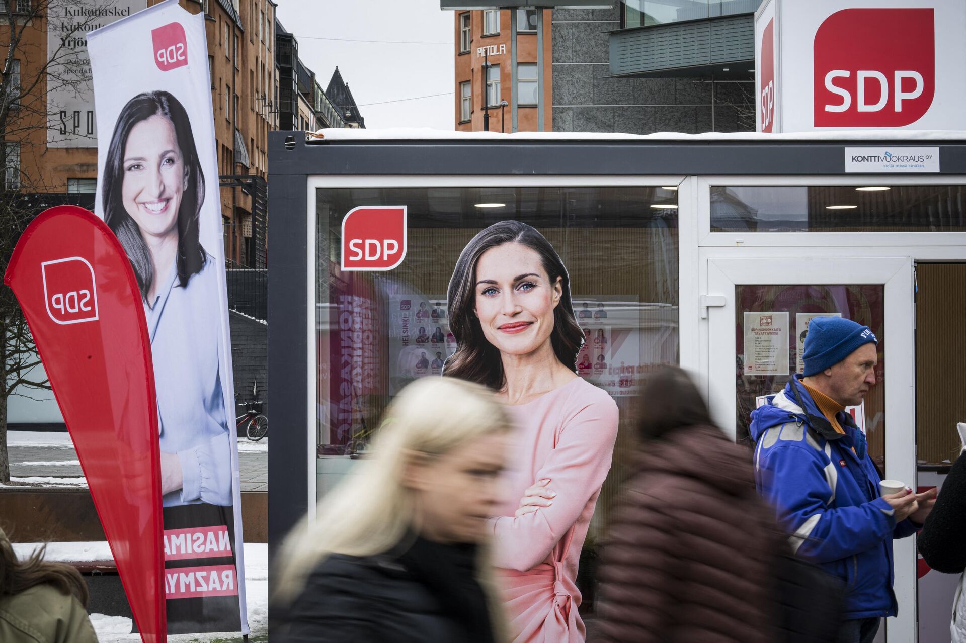 An election poster of Social Democratic Party SDP chair and Finnish Prime Minister Sanna Marin is displayed on an campaign booth in Helsinki, on March 31, 2023 - Sputnik International, 1920, 01.04.2023