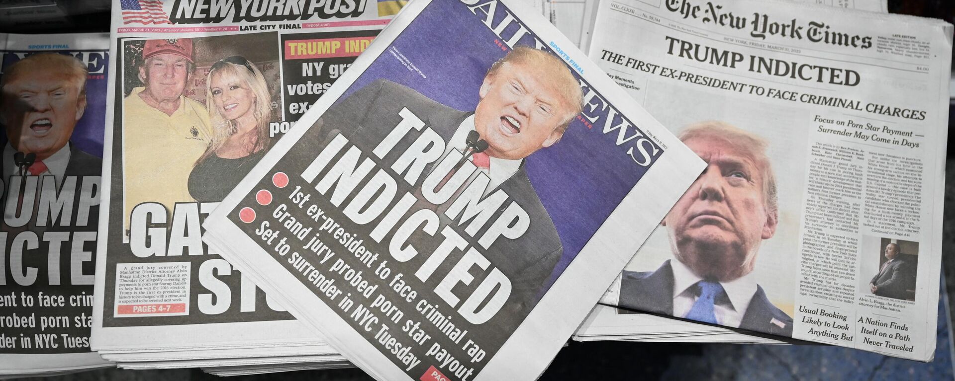 Newspaper front pages with former US President Donald Trump, are displayed at a news stand in New York on March 31, 2023. - Sputnik International, 1920, 04.04.2023