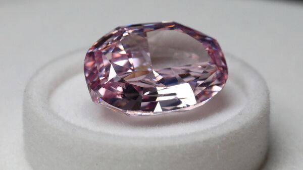 A pink diamond presented at the Alrosa diamond show - Sputnik International