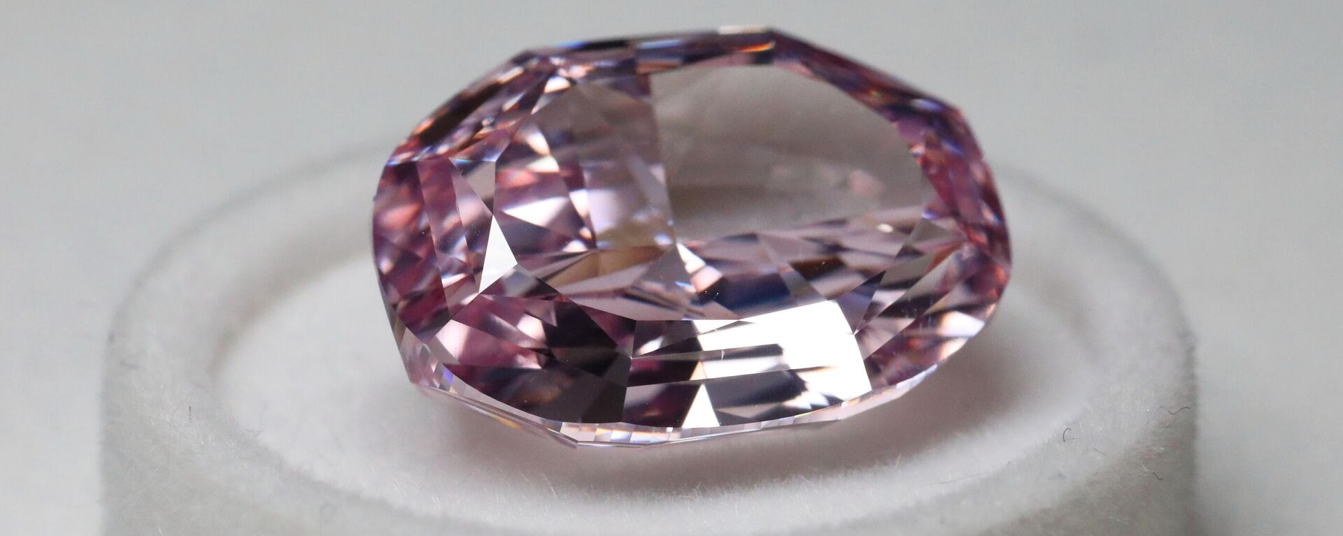 A pink diamond presented at the Alrosa diamond show - Sputnik International, 1920, 01.04.2023