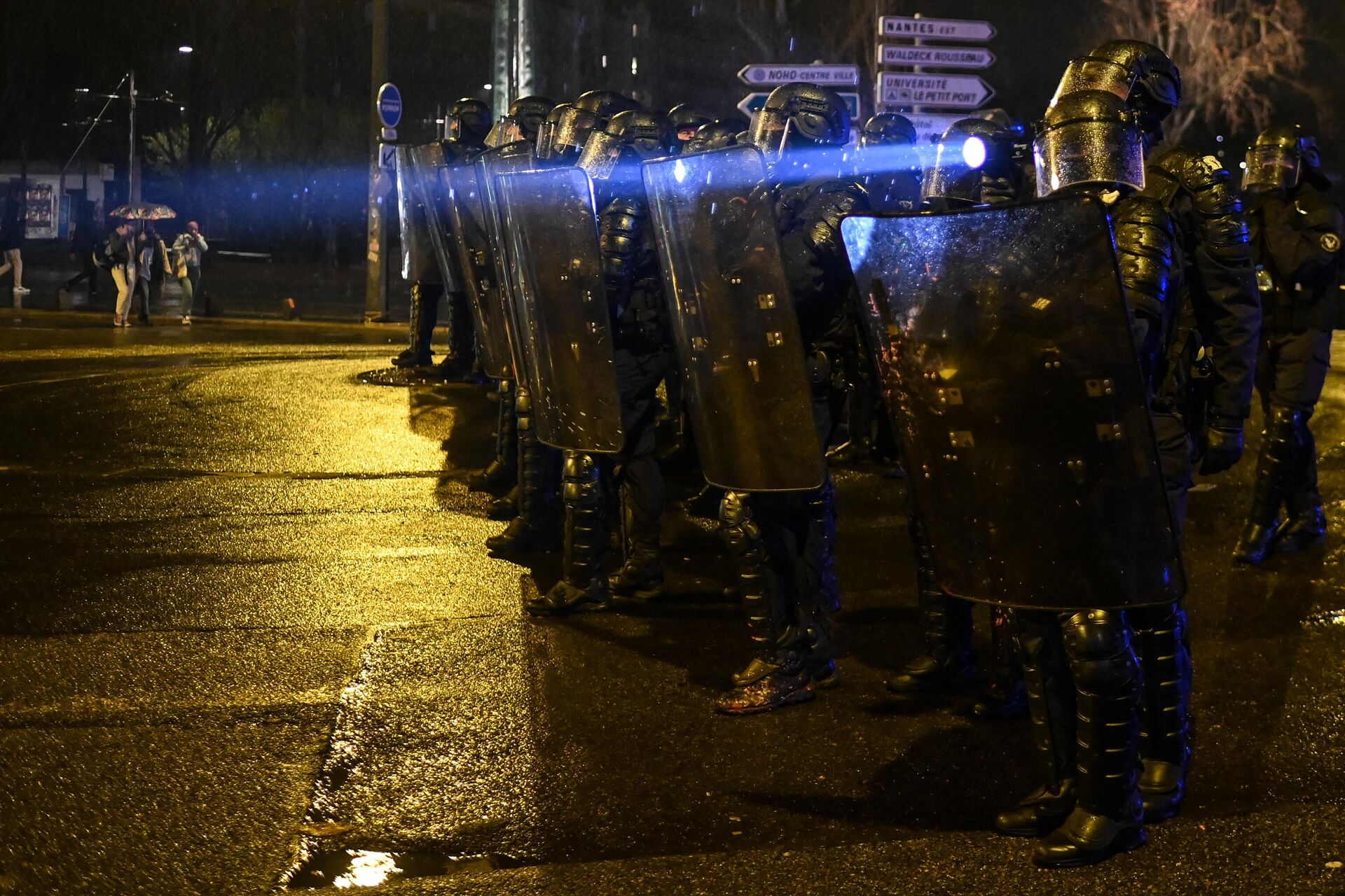 French police officers, including one using a flashlight, operate in riot gear during a demonstration in support to victims of police brutality, after events in Sainte-Soline and in pension protests, in Nantes, western France, on March 30, 2023 - Sputnik International, 1920, 01.04.2023