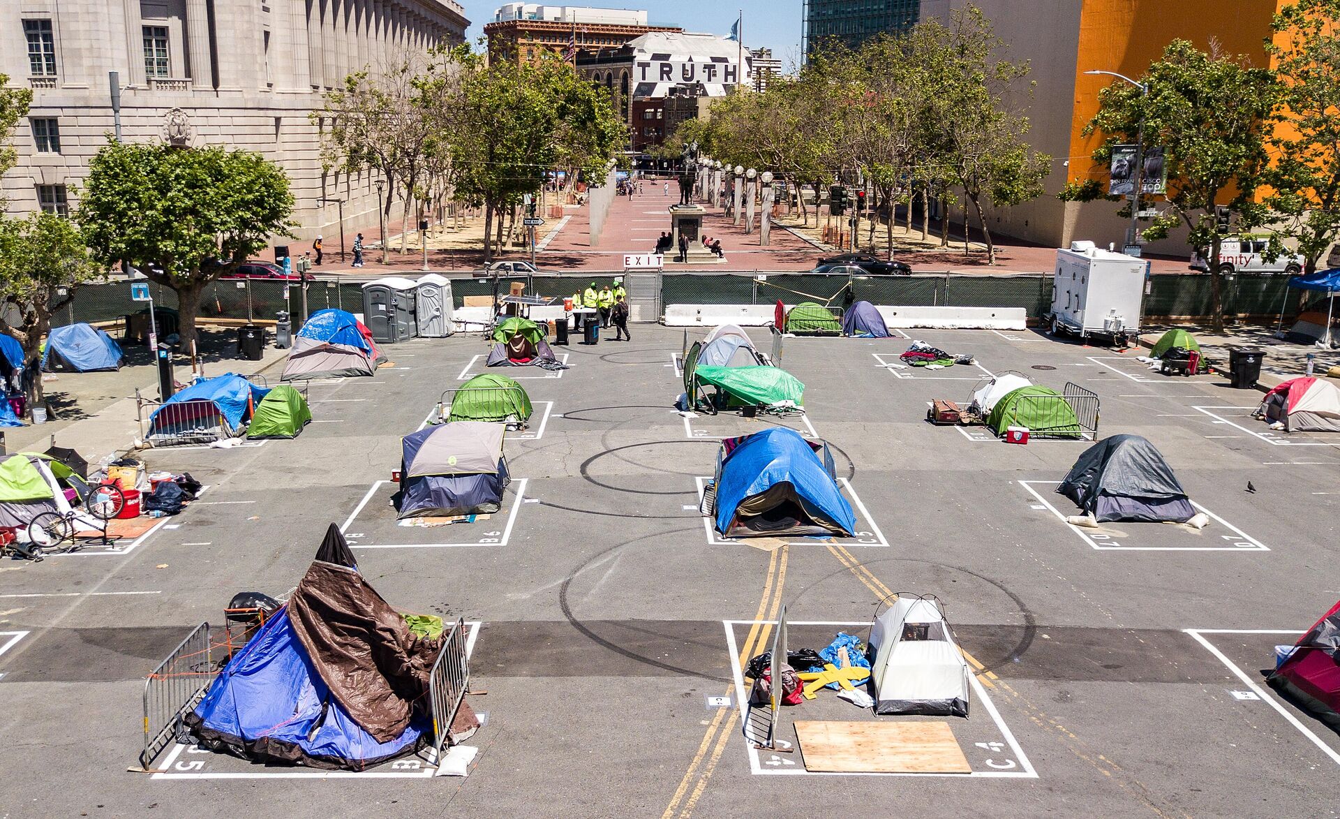 Rectangles are painted on the ground to encourage homeless people to keep social distancing at a city-sanctioned homeless encampment across from City Hall in San Francisco, California, on May 22, 2020, amid the novel coronavirus pandemic.  - Sputnik International, 1920, 01.04.2023