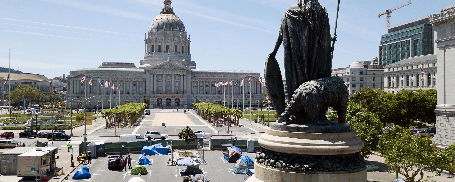An aerial view shows a statue of Eureka, part of the Pioneer Monument, looking over squares painted on the ground to encourage homeless people to keep to social distancing at a city-sanctioned homeless encampment across from City Hall in San Francisco, California, on May 22, 2020, amid the novel coronavirus pandemic - Sputnik International, 1920, 01.04.2023