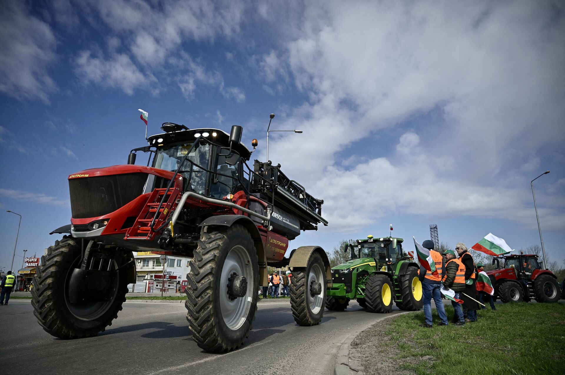 Farmers drive their tractors during an action to block trucks crossing the Danube bridge, marking the border between Bulgaria and Romania in a protest against the duty-free import of grain coming from Ukraine into the EU. - Sputnik International, 1920, 02.04.2023